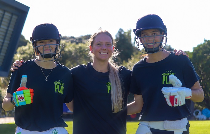 3 girls ready to play cricket